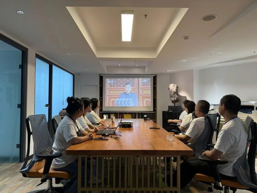 Staff Watch Online Commemoration of 80th Victory Anniversary
